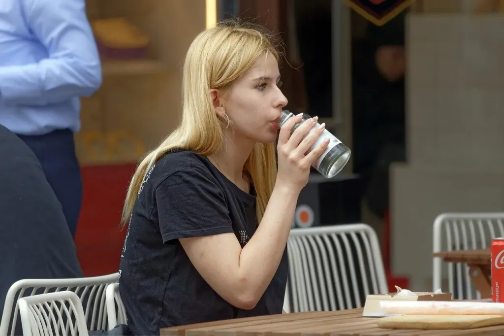 Suchość w ustach – niepozorny objaw, który może szkodzić zębom