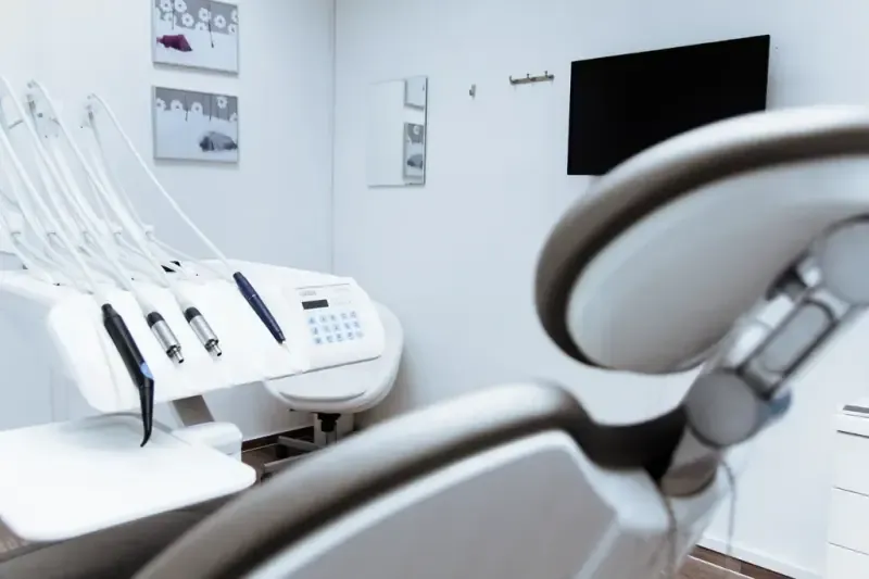 Porównanie nakładek ortodontycznych i tradycyjnych aparatów