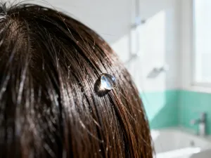 Szklane słoiki z naturalnymi składnikami, takimi jak aloes, olej kokosowy i rozmaryn, przygotowane do domowej odżywki do włosów.