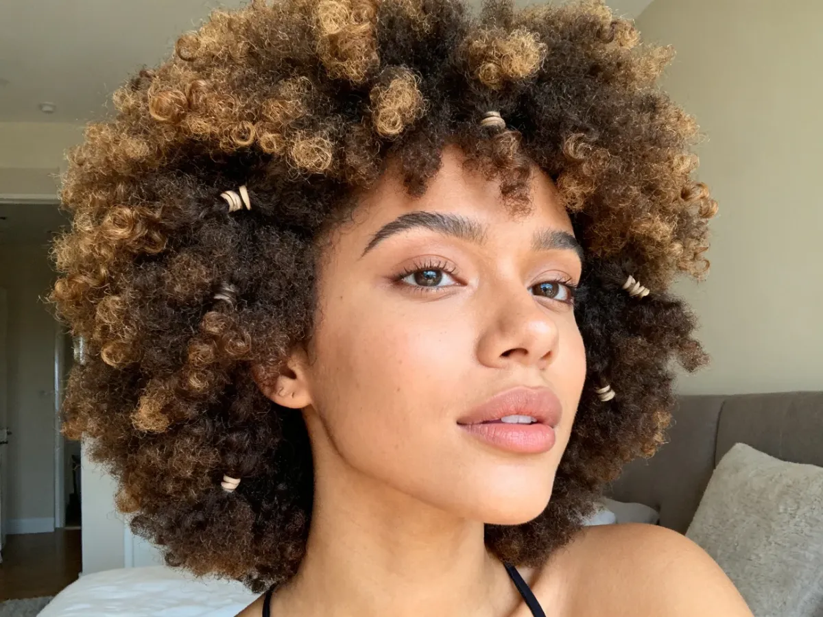 Puszysta fryzura afro wykonana z własnych włosów